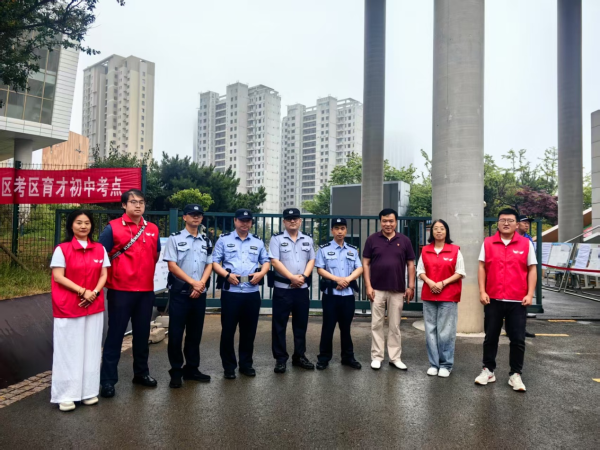 牛津配资 细雨中的 “爱心护考，筑梦启航” 中考护航：当凤凰岛的善意遇见青春答卷