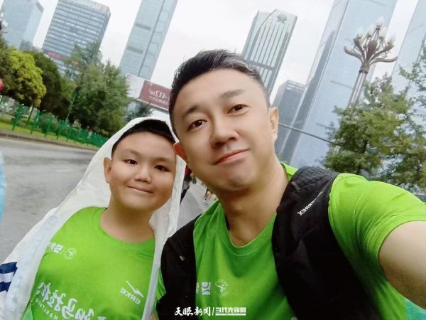 点搭网配资 2025贵阳马拉松｜跑者韩妮涛：带孩子体验参赛乐趣 感受运动魅力
