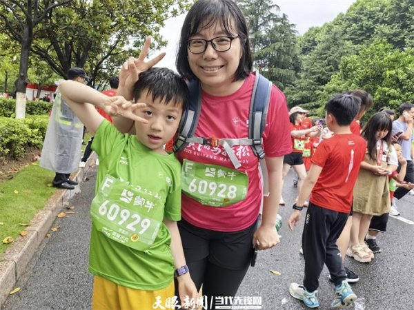 金多多配资 2025贵阳马拉松｜8岁跑者罗家齐喊话记者：“姐姐，快来采访我！”