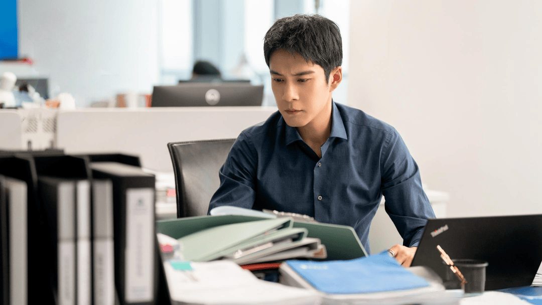 困在百万违约金里的打工人