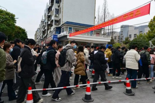 万店优配 80后，等来考公“复活赛”